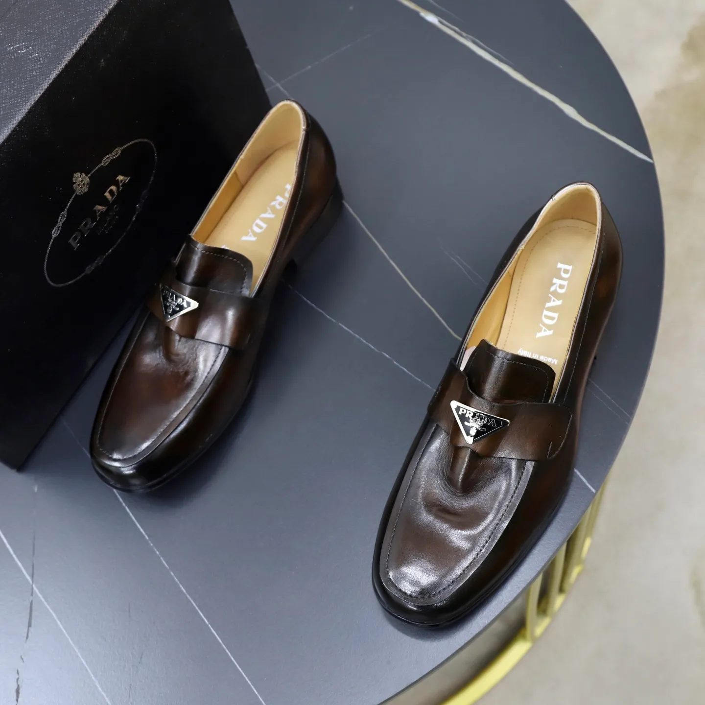 Ex-factory price: 520💰[PRADA] Prada's new casual men's shoes are launched in Hong Kong counters. Official website 1:1 production. Italian washed cowhide + water-dyed leather lining. Designed by European and American masters. Perfect shape to create counter quality, solid color rubber wear-resistant outsole and classic dazzling head! Super versatile and very comfortable. High-end without losing taste, fashionable and novel! ! Absolute focus! 3 colors available! Code number 38-45